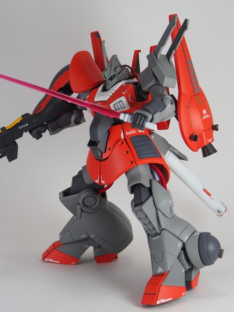 右方シールドに備え付けられた汎用品のビームサーベル。パイロットの要望で機体右側に配置されている。主に右手は射撃武器でふさがっていることが多いからだとか。