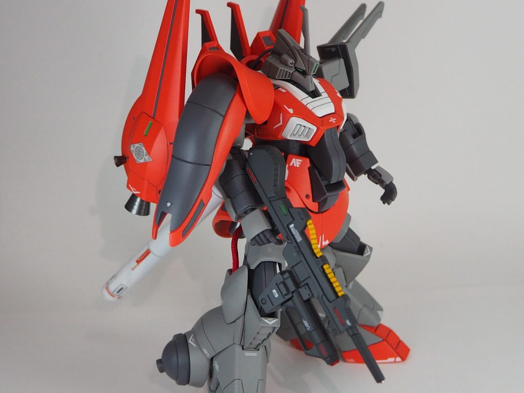 百式と共通のビームライフルに多目的グレネードを追加。システムウェポンから移植しています。