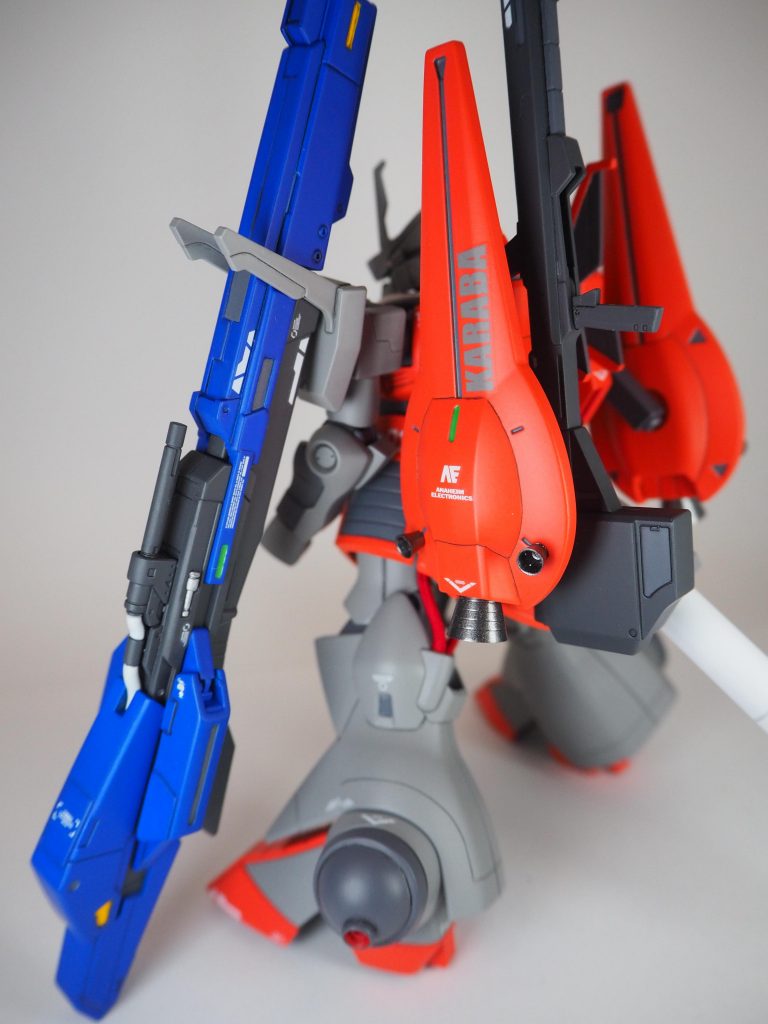 背面にはリックディアスのバインダーを追加し推進力を底上げ、不足する推進剤や燃料はタンクで補う。脚部にも可動式の噴射口が増設され、複雑なマニューバを可能に。