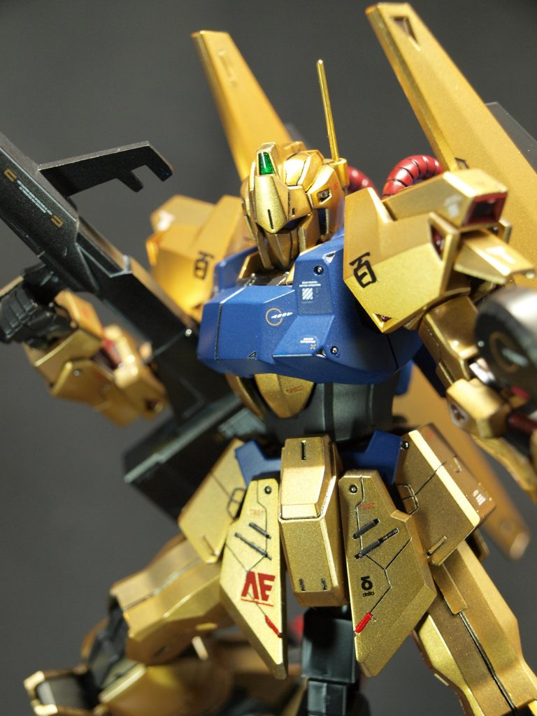 ゴールド部はクリアでテカテカに。ボデーとスリッパは半つやにしました。完成です！！たのしかったー。