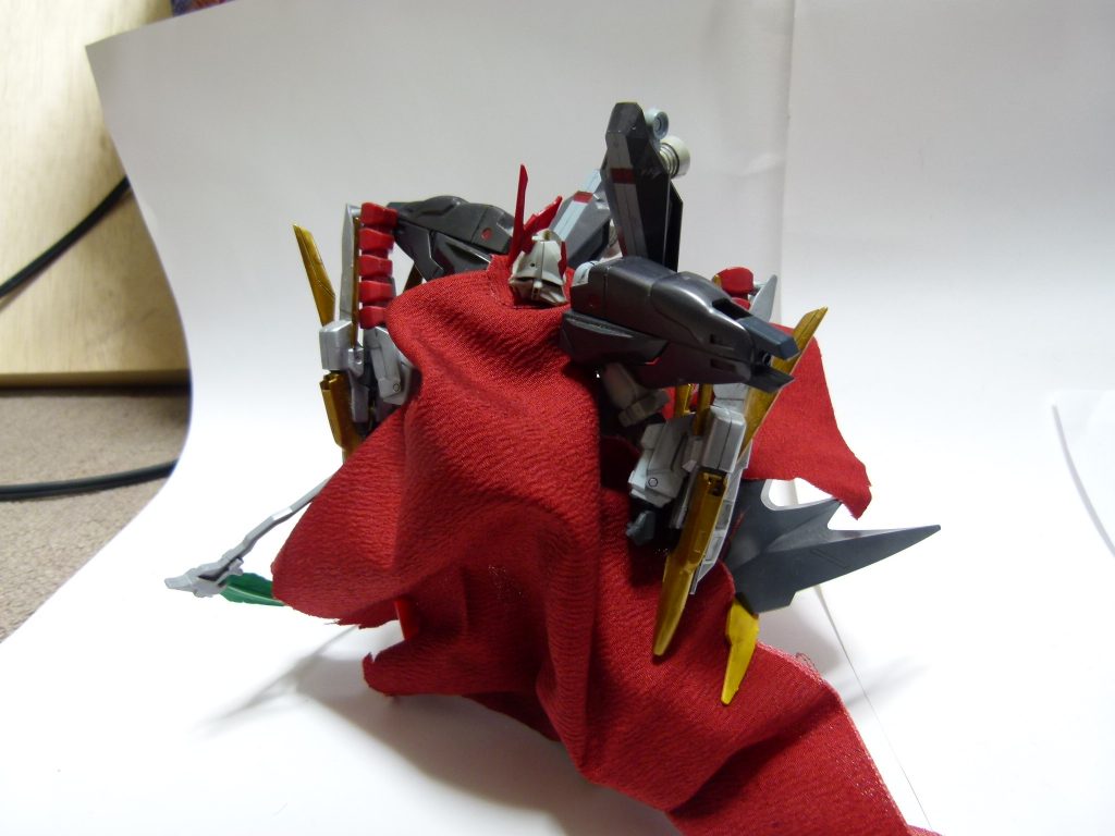 そもそもの前提条件。「ハイドラガンダムの改造機」で「ドラゴンハングとビームサイズ持ってる」以外は設定がありません。この機体も本編を見て衝動で作ったもので･･･「ティエルの衝動」特集で使用したガンダムデスサイズギルティ、ティエンロンガンダム（これらについてはいつか投稿かな）、そしてハイドラガンダムを組み合わせて製作。プラフスキーマントは布の端切れです。当時のブログ記事はこちら。