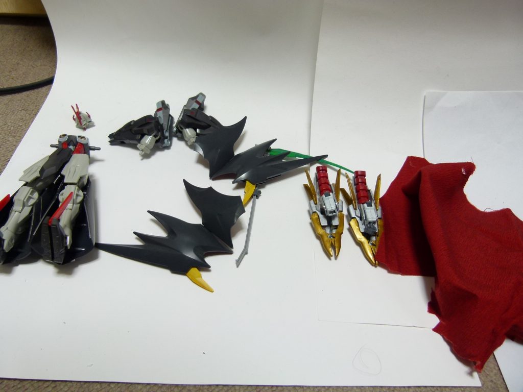 パーツとしてはほぼハイドラ（頭部のみ新たに塗装）で、前腕をティエンロン（ナタクの色替え）、クロークとビームサイズをデスサイズギルティ（こちらもデスサイズの色替え）で。脚部はしまっていたような気もするけどスタンド穴がないので立たせたままに。