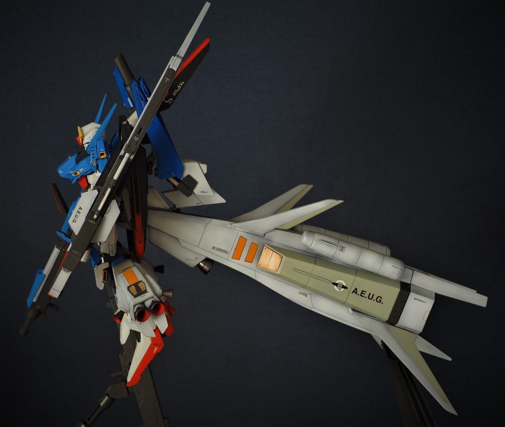 Zは大好きなMS。しかし、悲しいかなカプセル戦記をはじめとしたゲームではいまいち弱かった。ライフルとサーベルしかないし、ウェーブライダーは使いづらいし。私は田舎のこどもで、Zの映像作品はまともに見たことがなく、本やらで想像を膨らませたり、旧HGのZの説明書に心奪われながら、もっとZは強いんだという思いで旧HGのZを改造していた。そのころの想いを引き継いで作った。コンセプトはずばり、「ぼくのかんがえた最強のＺガンダム」。「DZSC」とは中学生の頃に友達とスパロボを参考にしたテーブルトーク的なことをやっていて、その時の自分の機体の名前の略がそれだったもので。強襲型とは何の関係もない名前。