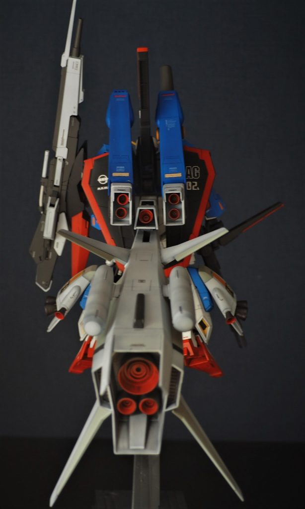 背面にバーニアが集中。強烈な加速力がパイロットに負担を強いる。