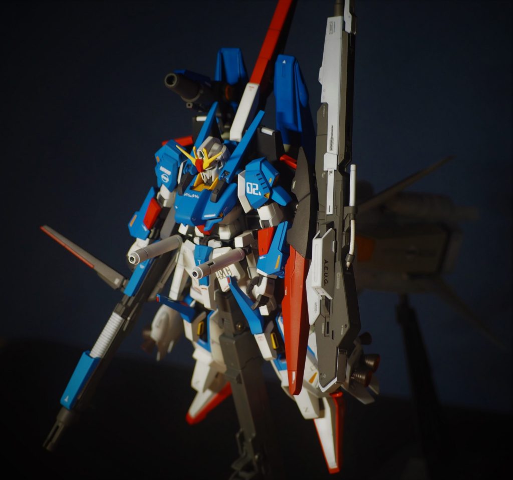 アサルトパーツをすべて装備。フライングアーマーのランディングギアのパーツを介して、Gディフェンサーのウェポンベイとネモのバックパックを利用した背部ユニットを装備。下腿は増強されたジェネレーターに近いところでバーニアの増加。足部はアンバック機能の強化とプロペラント増量のため、つま先部分が長くとられている。サイドアーマーにはハイパービームサーベルをセット。前方に展開して抜刀するが、射角も取れるので射撃武器としても使える。