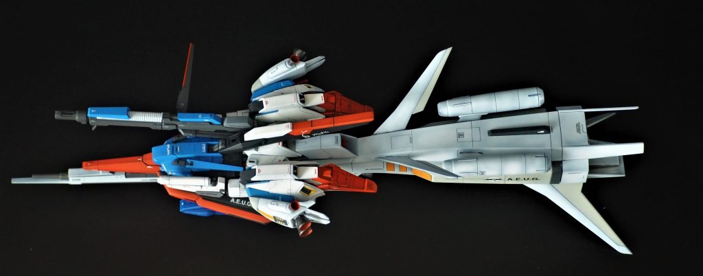 増設された砲門をすべて前方に集中。大推力で遠距離から進撃。