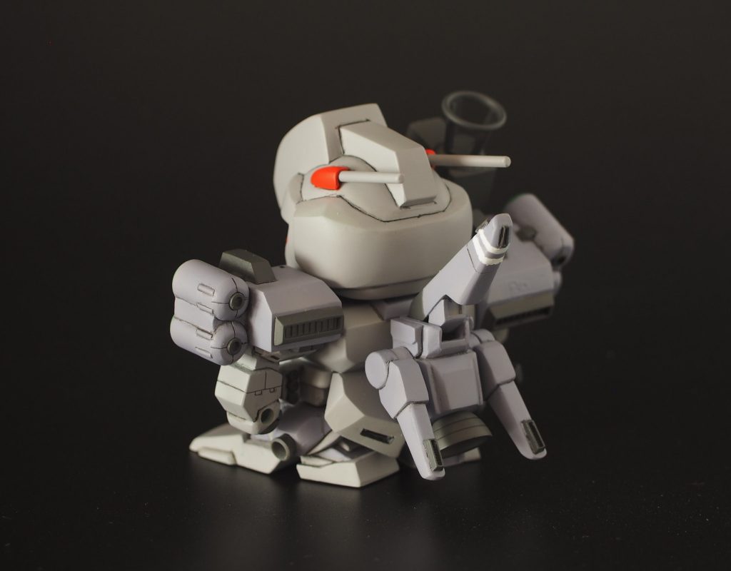 キットを二つ用意して、盛大な肉抜きは同じパーツを切り出して張り出してます。バックパックや腰のアーマーは、余っていたBB戦士リガズィから。バックパックのバーニアアームはBB戦士ジェガンとクロスシルエットのフレームから(可動します)。スタビライザーはBB戦士Zプラスから。