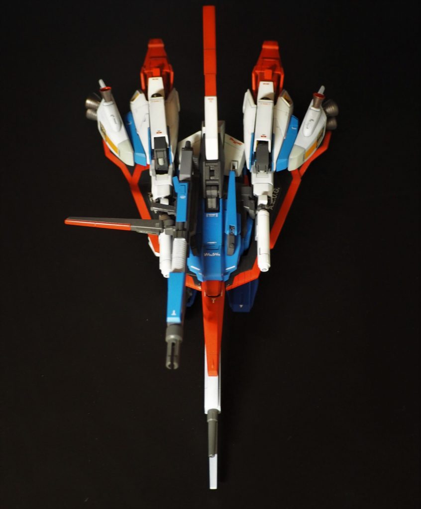 テールスタビレーターはやや大型化され、出力強化が図られている。錐の形になり、前方は砲門が集中し、後方はバーニア類が固まっている。