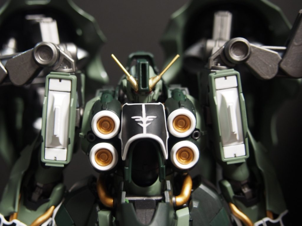 顔は、旧キットゼータプラスをベースに、クィン・マンサをイメージして作成しました。こっちのほうが元キットより好きです。