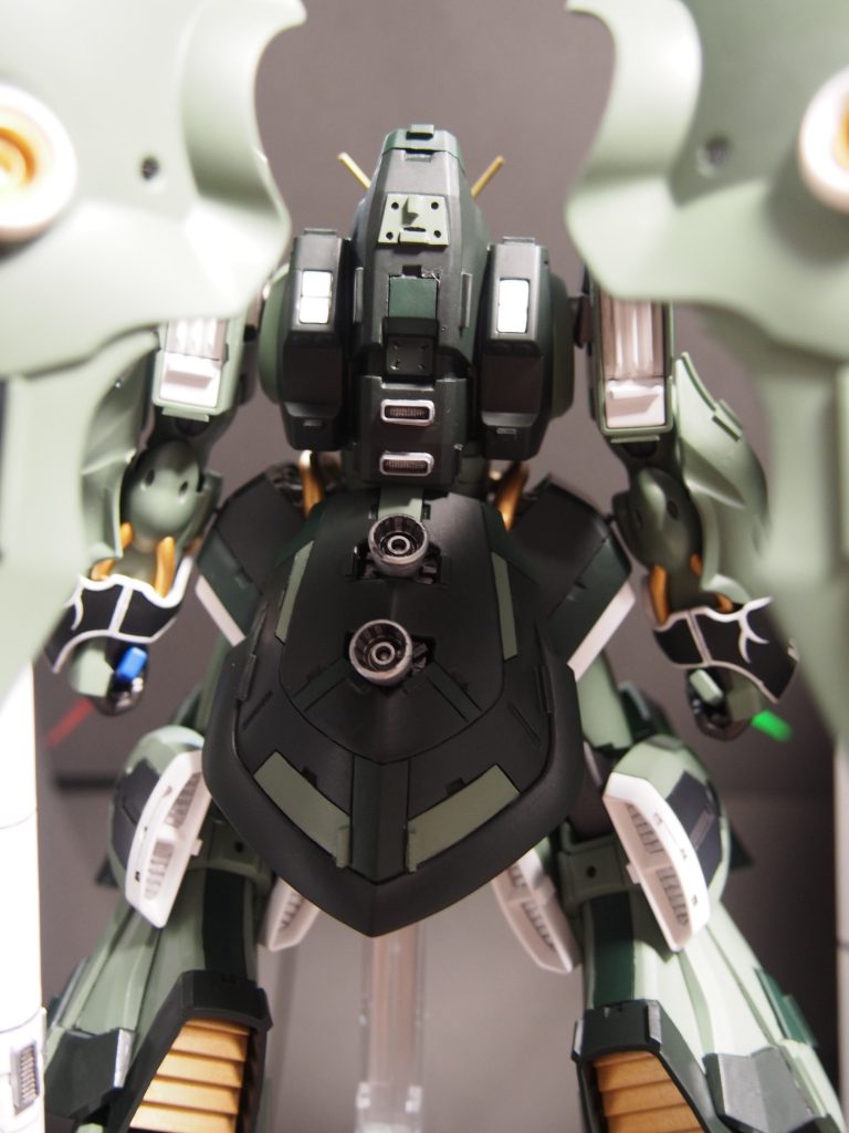 背面は、元キットだとさびしかったので、バーニアやプラ材、スジ彫りでディテールアップしました。