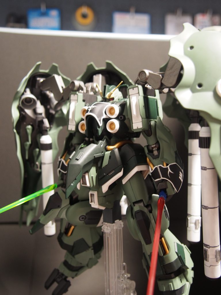 前面も、もちろん各所プラ材とスジ彫り。緑色も、3色使って塗り分けてます。筆塗り疲れました。