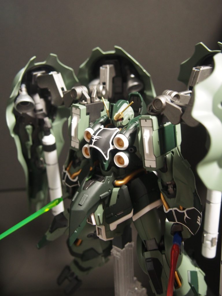 バインダーにプロペラントタンク増設してます。今回はデカールは貼りませんでした。なんかクシャトリヤには似合わない気がして。顔の出来ふくめ、かなり気に入った作品になりました!!