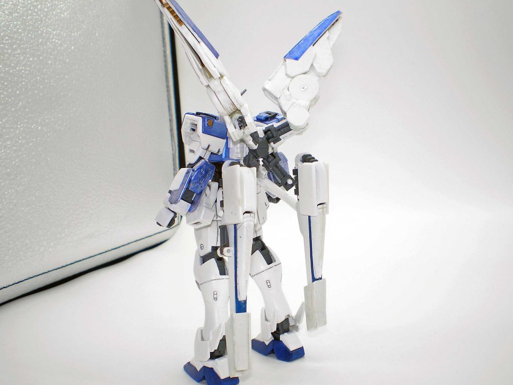 主にバックパックを作り込みました。ミノフスキードライブユニットはプラ板から自作です。Hi-V.S.B.Rは改良型です。ボールジョイントで接続しています。