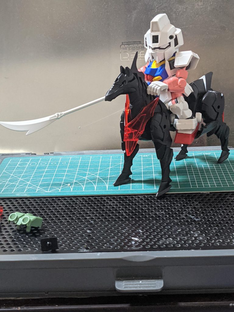 はい、というわけで今回のベースはこちら全体　　　SDCSゼータガンダム前腕　　　SDCSシャアザク脚と肩　　SDCSガンダム薙刀　　　LEGENDBB武者頑駄無刀　　　　SD紅武者アメイジング鎧全般　　BB疾風剣豪精太馬メカ　　SDWヒーローズ軍馬ここからいじってきます🛠️