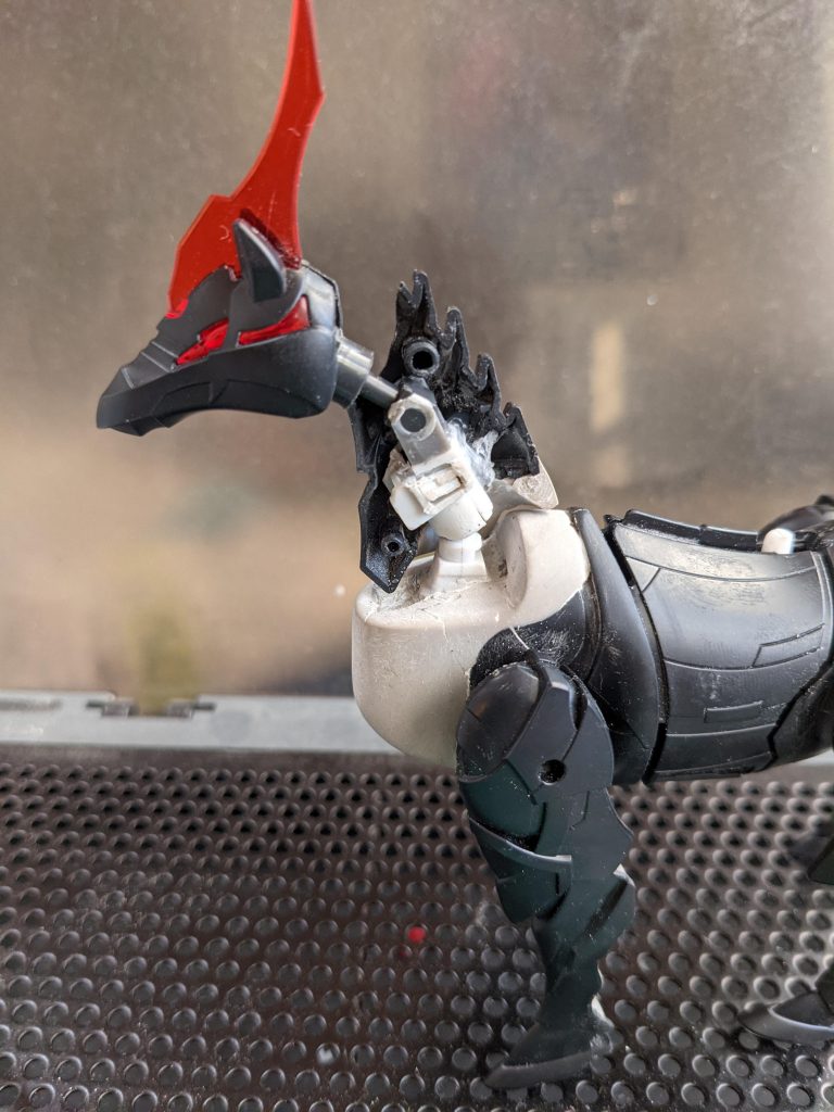 今回の鬼門、いやキモの馬メカ制作🐴改造ポイントはこちら頭部にはボールジョイント受け、首部にはポリキャップを取り付け(棒軸のボールジョイントで接続)胴部にはフレーム腰部、首部にはフレーム胴部の一部を取り付け(例のヤツをやるため)胴部は他との干渉がない位置に取り付けるとフレームがかなり目立ったのでパテで成形本体接続のため座席部分にプラ棒取り付け本体接続時に腰後部の鎧を付けられるようフレーム腰部の一部を鞍の後ろに取り付け後ろ足の関節の曲がり方が本物の馬と逆のため説明書と逆に取り付け、なおかつ後ろ足が可動できるよう加工後脚も前脚同様ボールジョイント式に加工(製品は差し込み式)脚の肉抜き埋め足元は可動できるよう真ん中にホワイトビーズを仕込み0.5ミリ銅線で接続胴部と後部の飾りは0.3ミリプラバンで制作手綱は強度の点から0.3ミリアルミ板で制作(頭部はスジ彫りで表現)コトブキヤさんのパーツで取り付け穴の穴埋め(一応差し込み式にしてある)………多いわ!🤣🤣🤣時間かかり過ぎた要因の一つです😅