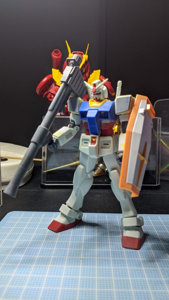 改修点は胴体の後ハメと合わせ目消し、腹部の隙間をパテ埋めしました。肩アーマーを厚くし、ディテール削除といらない穴を埋めました。ヘリウムコアはC面を出しました。脹脛は微妙に角張ってたので、ヤスリで球面になるように削りました。バックパックはスラスター部分だけ削って別パーツに置き換えてます。関節の隙間もプラ板で埋めました。