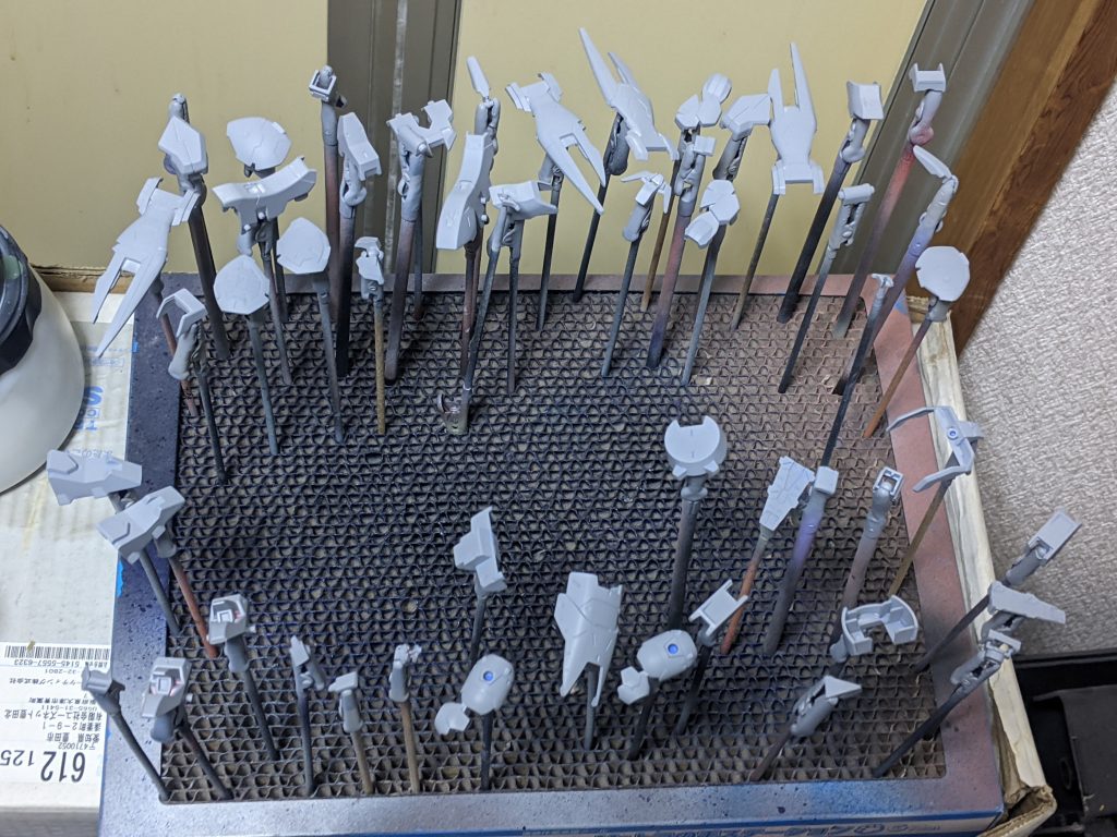 パーツを切り出し、各部のパーツでかためてライトグレーのサフを吹きました。