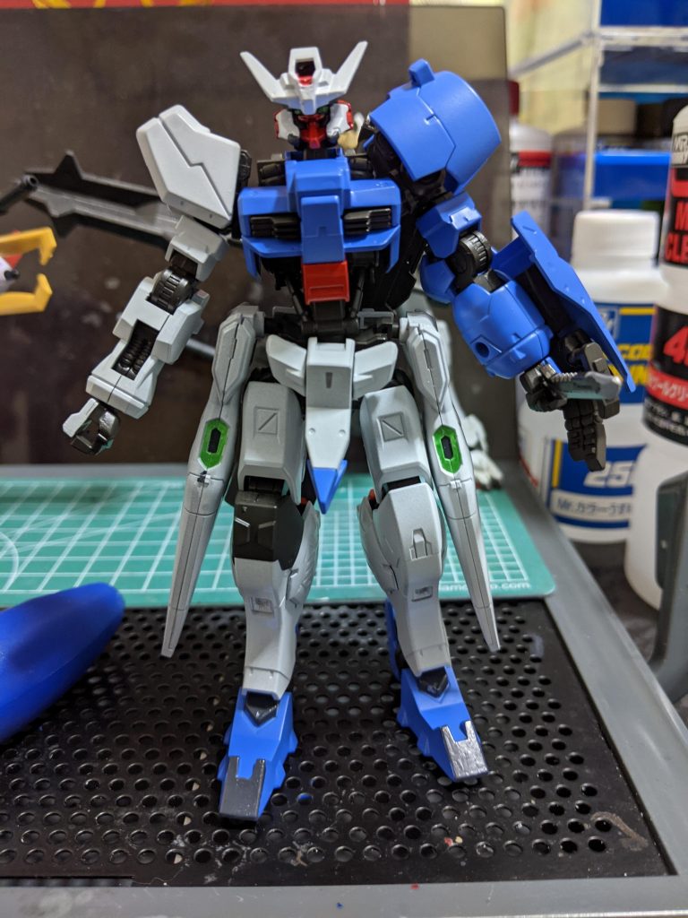 組み立ててたら、顔のマスク部のパーツが紛失してしまい、かなり困りましたが、ジャンク品を探してきてマスクを移植して完成させる事が出来ました😄マスク無しだと鬼か悪魔みたいな怖い顔になりました😅他には必要な箇所は筆塗りで部分塗装をしました。ジャンク品が見つかるまでの合間に前投稿したオリジナルカラーグレイズをさり気なく完成させてましたが😅