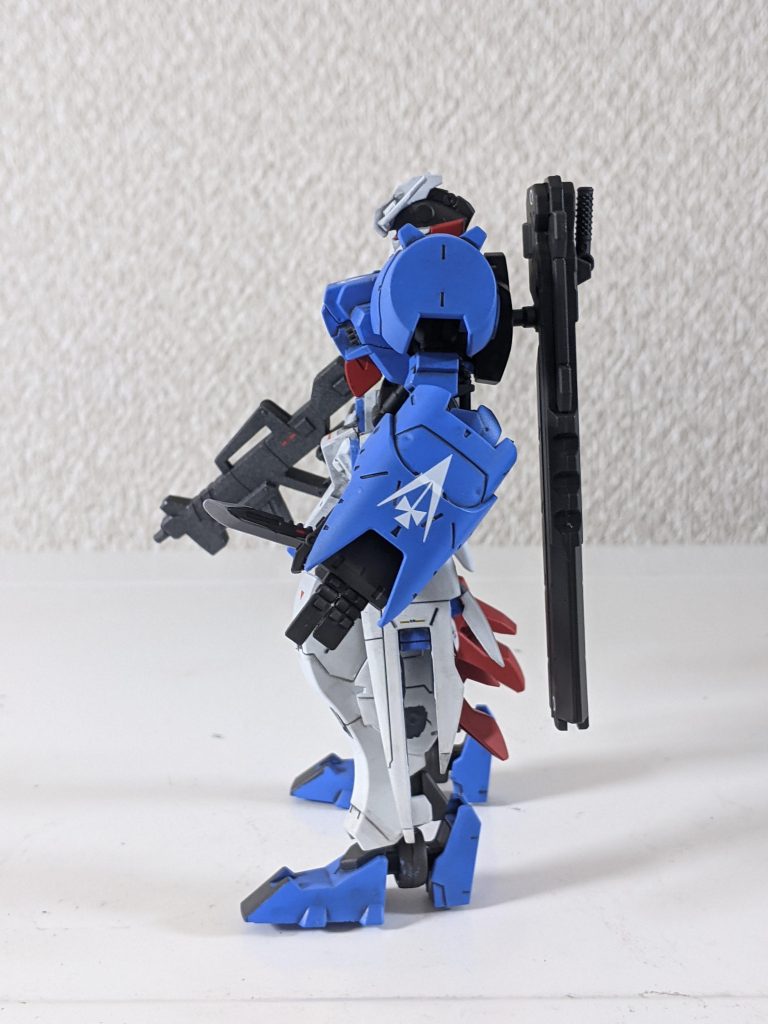 左側です。腕部サブナックルの装甲にはアスタロト用の家紋ステッカーを貼り、左手には仕込みナイフを装備させてみました😄