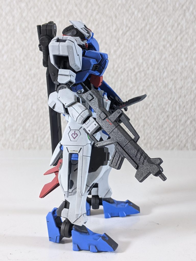 右側です。専用ライフルを装備させました❗腰左右のブーストアーマーにもガンダムフレームのマーク(?)のデカールを貼りました😄