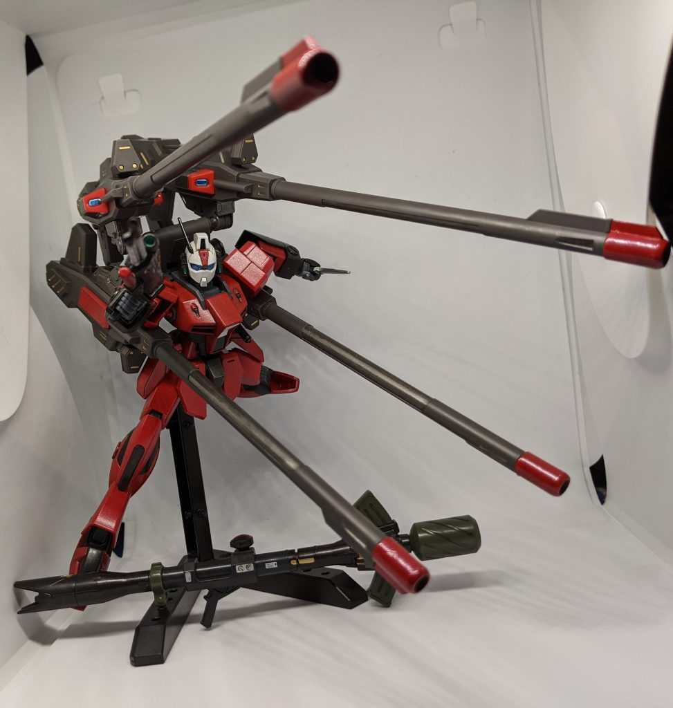 「はっきり言って重量過多な装備であるも、内部系がある程度改修されてるのもあり、ある程度の機動戦にも対応は可能、しかし基本は後方からの支援砲撃がメインである。」正直動かしづらいですが、意外と干渉を気にせず動かせたりします。