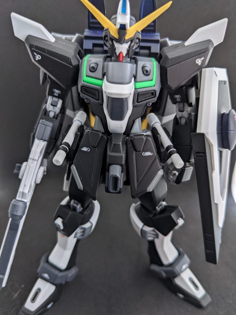 のっぺり感のある肩、腰フロントアーマーにそれぞれ加工を。肩はプラ板を貼り付けて、スラスター?を短く。ブーメランくっついてたころはしかたないけど、格闘するのに邪魔そうだな・・・と思ったのでバッサリ。腰アーマーには・・・えー・・・なんか彫りました。なんとか彫りです。なんでしょうねコレ。ホントはスジ彫りにしたかったものが、失敗したので形を整えていたらこうなったので狙いではなかったんですが、悪くないかなと。頭のブレードアンテナの先端シャープ化って、全体的に削ってビシッとシャープにするのが一般的かと思いますが、ズボラモデラーなので先端だけ角度を変えて削ってシャープにしました。もうちょっとデカール貼ってもよかったかもしれない。