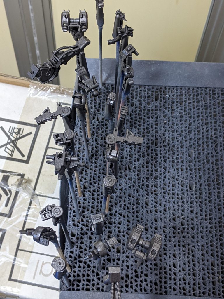 下地に黒のサフ吹きをして、乾燥したのでまず、ガンダムフレーム部を焼鉄色で何回かに分けて塗装しました❗