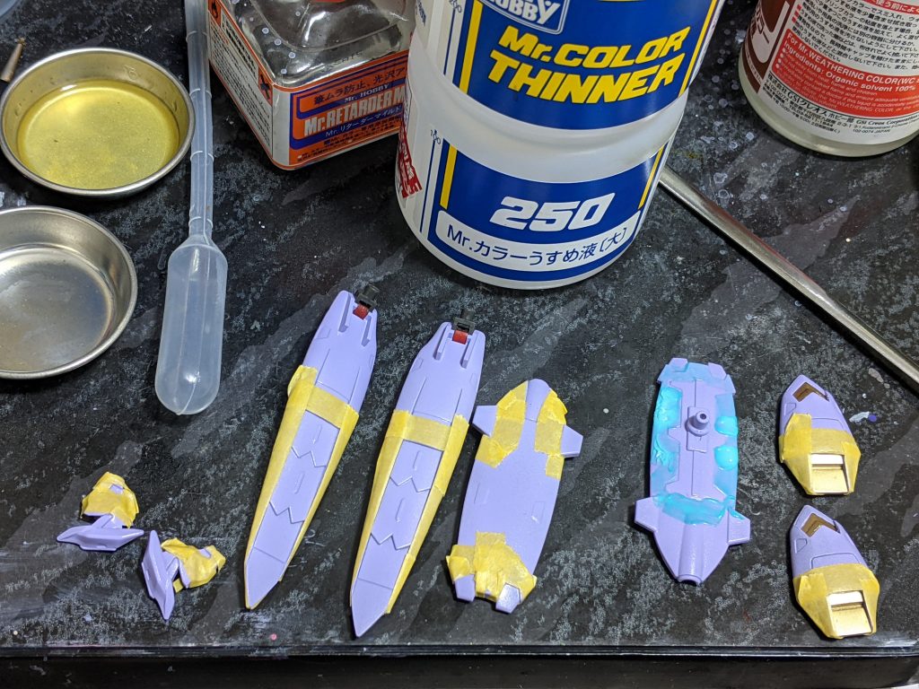 全ての塗装が終わり、乾燥してから細かい部分の塗り分けを筆塗りする為にマスキングテープを貼ったり、マスキングゾルを塗りました😄