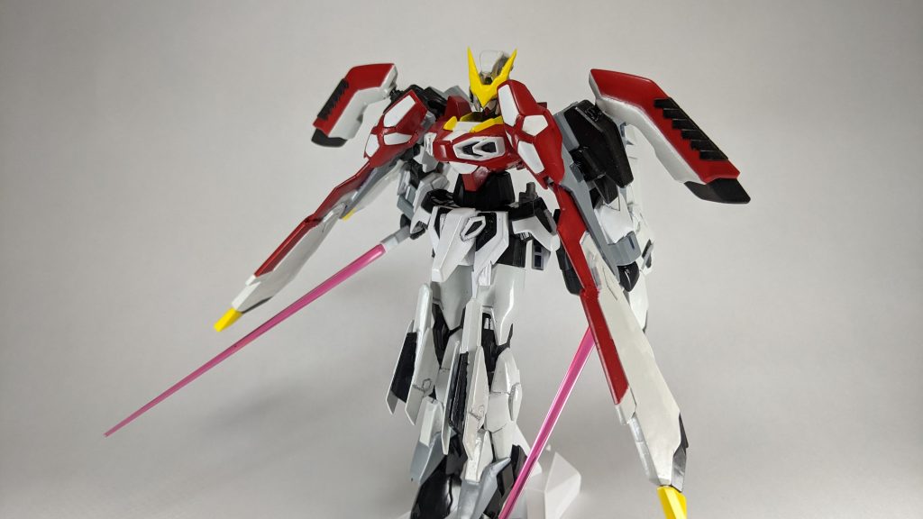 ビームサーベル構え。ジージェネの動きを見ると、ビームサーベルは足に収納されているのですが、もちろん自分の腕ではそんなこと再現できません。