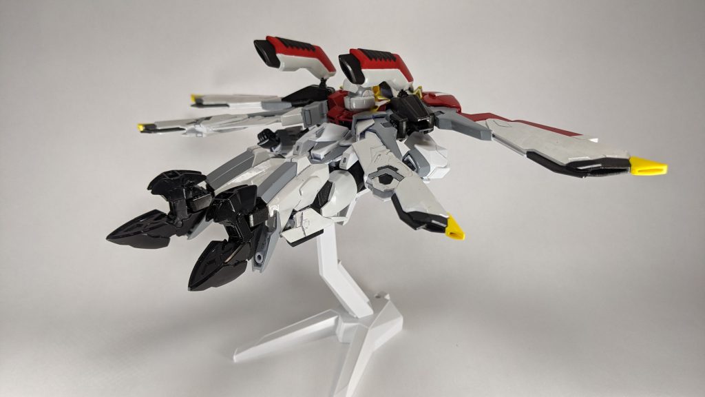 バード形態後ろ。あー、右足の穴写っちゃってますね、反省。ヒザを上下に動くようにして、AGE-2の変形に対応できるようにしています。