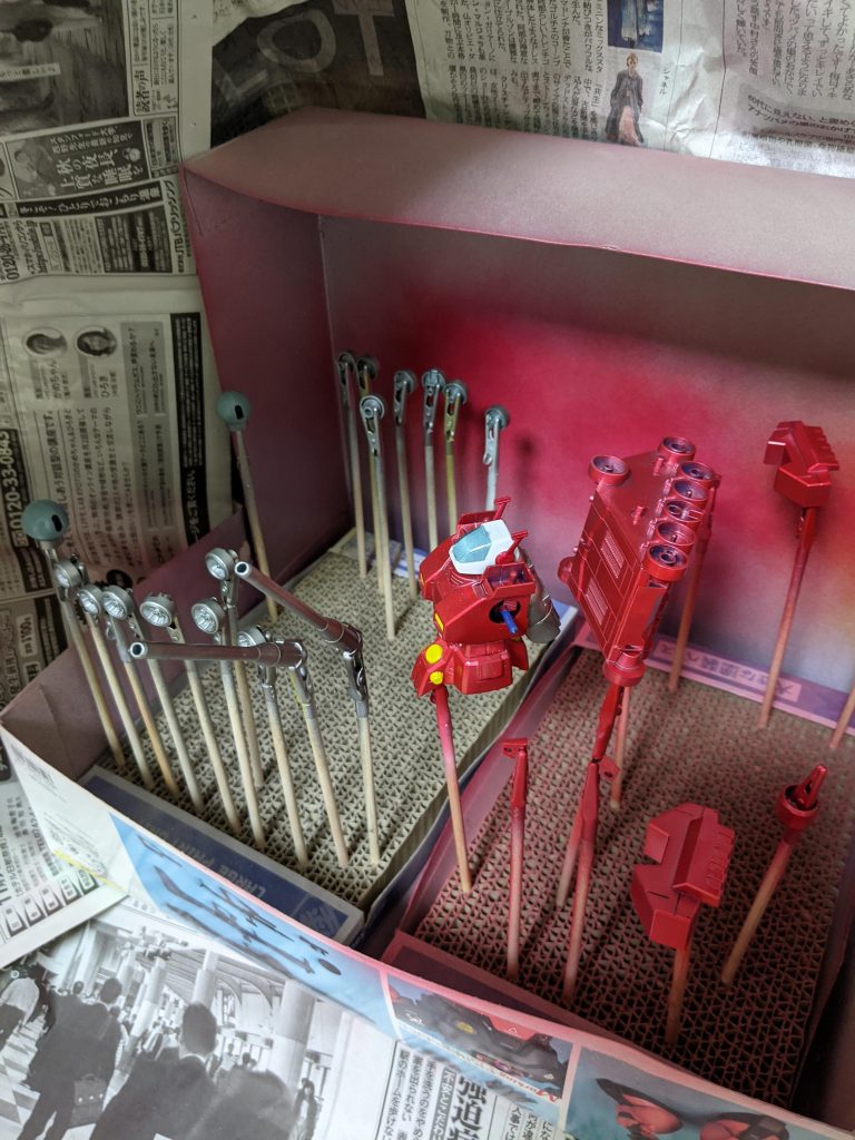 右：クリアレッド塗装中左：スモークグレー塗装中