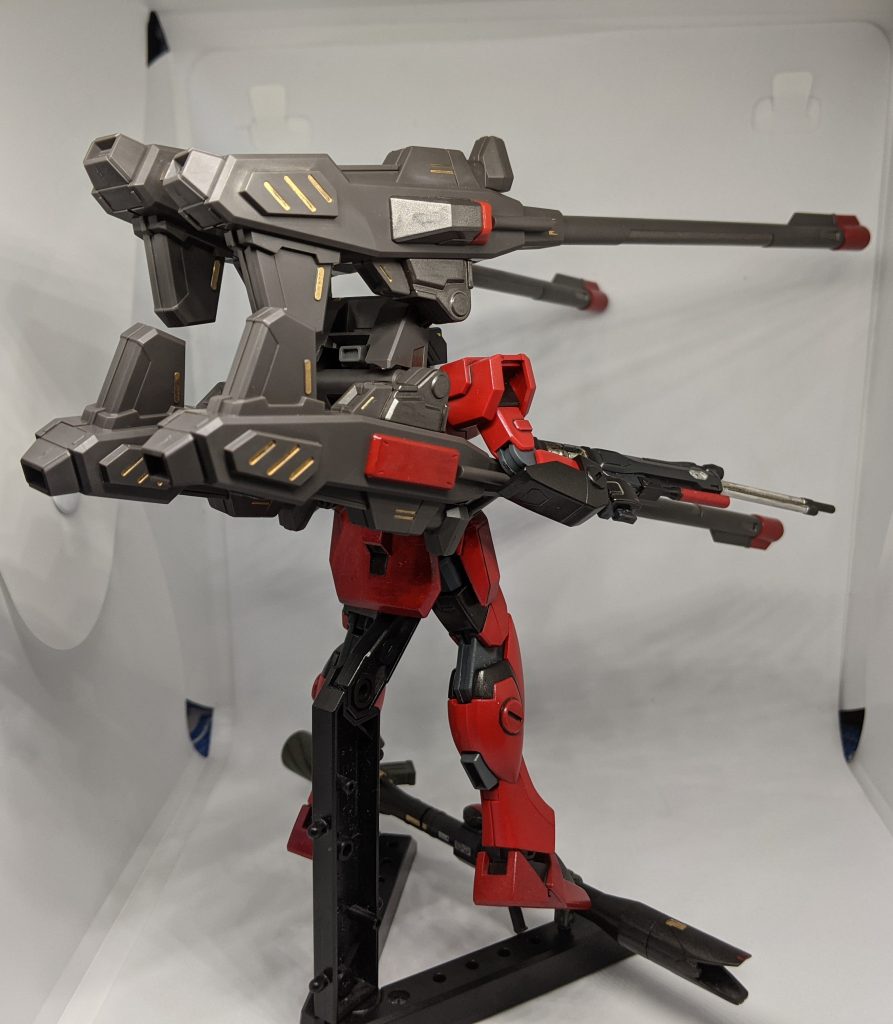 「ダガーL2号機に本来装備させる予定であったドッペルホルン連装無反動砲、それをどう間違えたのか2つ組み合わせて改修したクアッドホルン連装無反動砲を装備した姿、1機だけでも機動力の低下を招く物を2つ装備している為か機動性はかなり低下している、しかしそれを補うだけの火力は持ち合わせており、後方からの支援砲撃機としては十分過ぎるくらいの威力を発揮する」ドッペルホルン連装無反動砲を見てからずっとやってみたかった装備を実現してみた物です。もはやかなりアンバランスな見た目になってますがロマンある姿になったと満足してます。