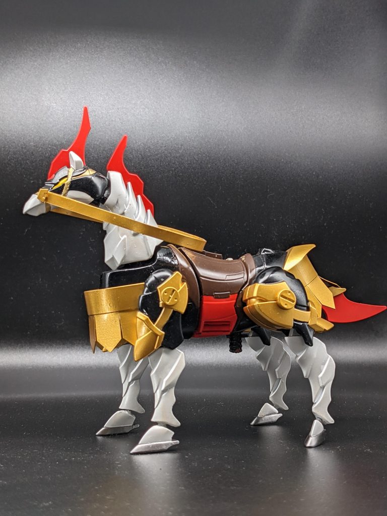 馬メカ🐎(ジョイントしまい忘れたね🤣🤣🤣)今回の塗装ではサフのあと本色塗る前に光沢クリアを吹いたので、表面が平滑になって照明で色飛びするぐらいテカってる模様です😅(本で勉強しました)塗装完了後塗膜が分厚くなって本体と接続できなくなったため、差し込むプラ棒削ったら鞍部分の塗装に傷が入ったり、これも味かなって納得したり😆(鞍のてっぺんが白っぽいのはそのため)