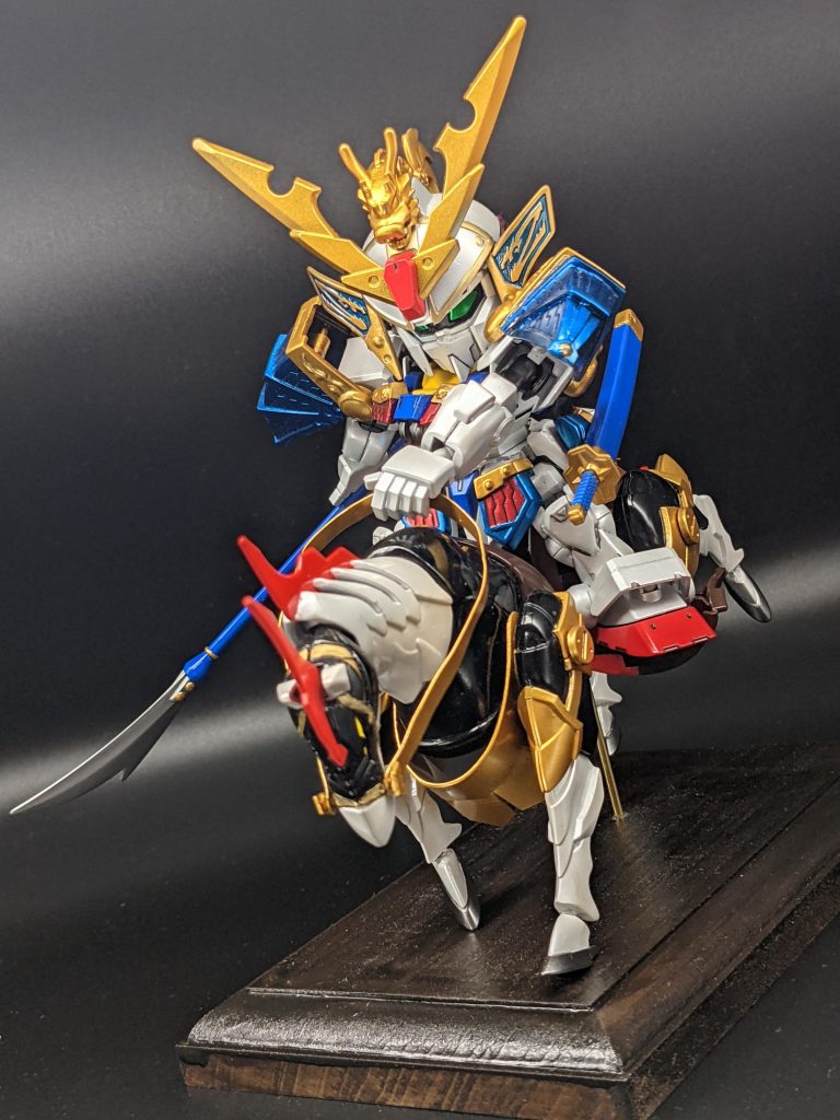 騎乗風景を別角度で🏇躍動感出てますかね?😅渋みを持たせようと木の台座を購入、ニスを自前で塗りました😆