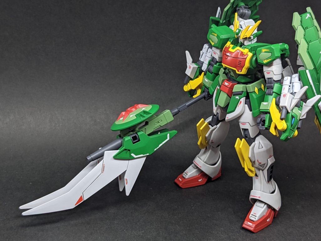 タイラントグレイブ背中にマウントされた大型の武器。薙刀、鎌、斧形態に変形することができる