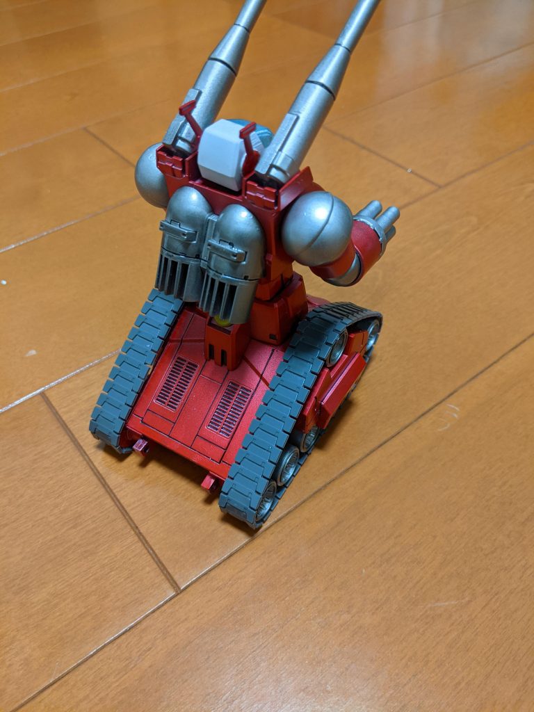 後ろです。下地にシルバー塗装して、ボディや腕はクリアレッド、砲台などはスモークグレーでキャンディ初挑戦。