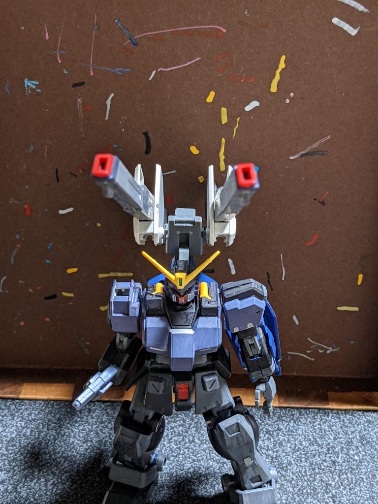 以前は腰にあったクスィフィアス·レール砲を背部に移設滅多な事がない限り使いません