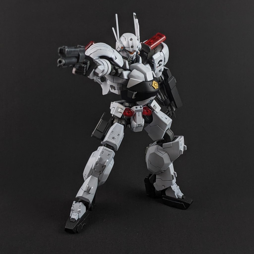 By using the inner frame of HG IBO Gundam, many movements and poses are possible. I also changed the ratio. I stretched my thighs, my arms, my hips, and my torso.