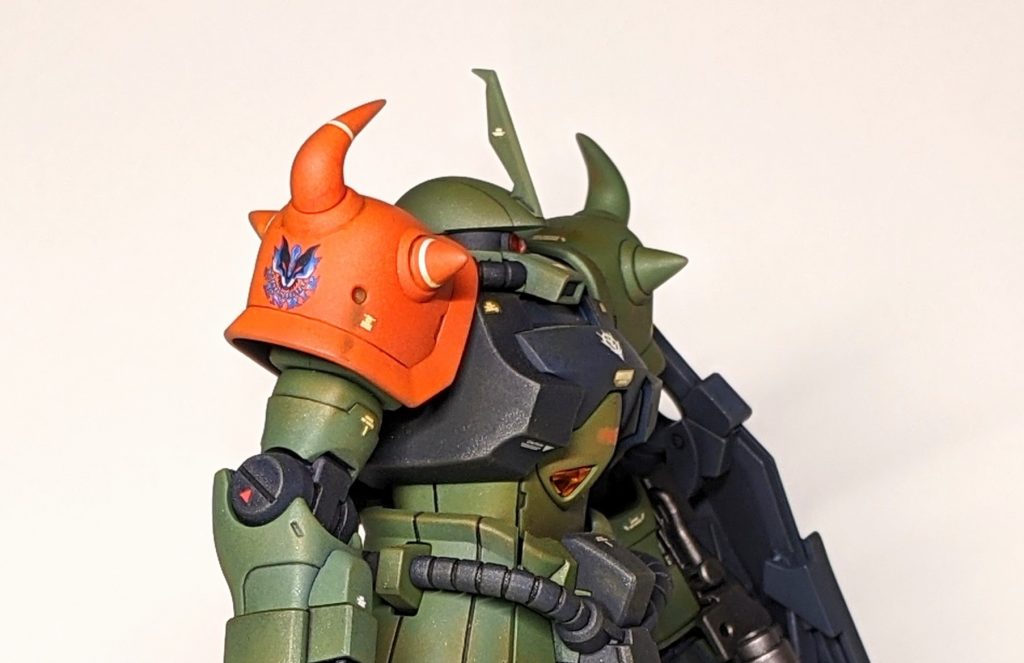 最初は全身ザクカラーの緑に塗装してましたが、途中で思い付いて右肩のアーマーをレッドショルダーにしてみました。トップコート吹いたら色褪せてしまったのが残念なところですが…。