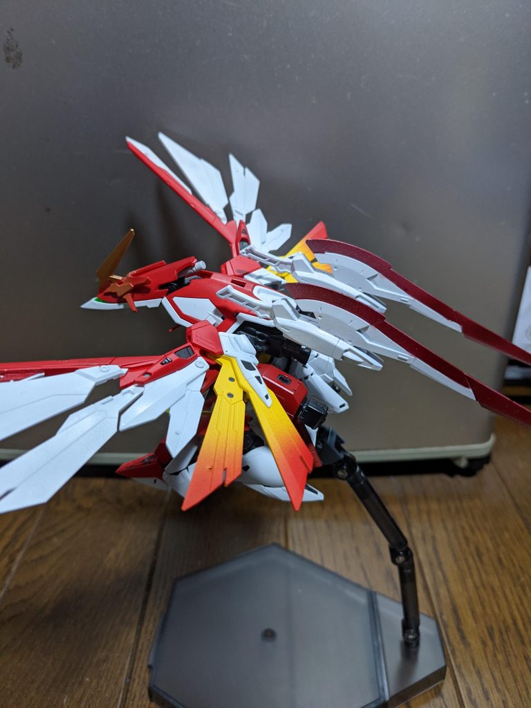 背後からみるとこんな感じ!ウイングの一部をグラデーションで仕上げて見ました!不死鳥の羽根感が出るといいなと思い...