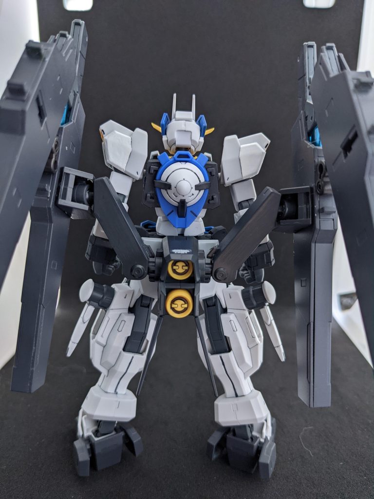 太陽炉増設って書いといてバックショット載せ忘れる愚かさを笑ってやってください。これもエクシアから、ボディの後ろ側まるまる移植です。さばにゃんの背面がそのまま使えたらよかったんですが太陽炉のほうが大きかったので、削るより取り替えてしまえばよかろうなのだーッ!