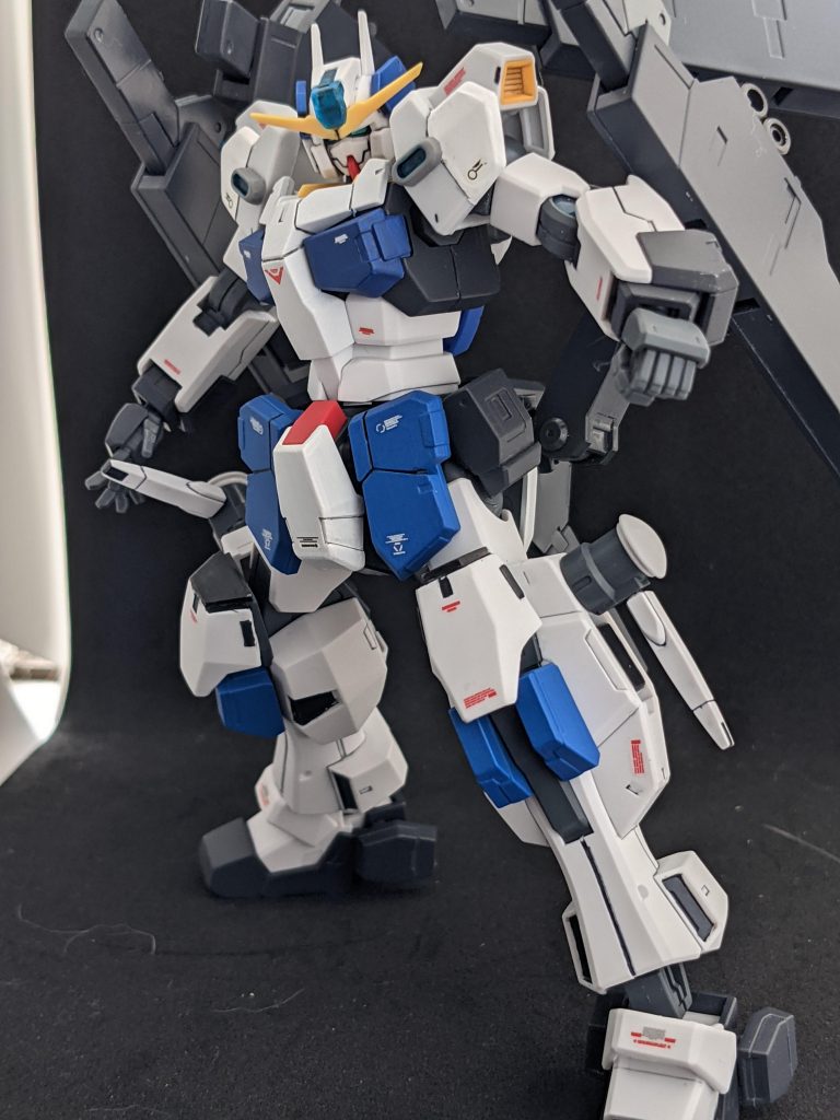 ビームサーベルは昔作ったエクシアリペアⅡから。簡単に3mmランナーでつけられたので穴を開けて差し込んだだけです。びばお手軽。ありがとうエクシア。膝のパーツは自己流用とでも言いますか、本来ですと足首を隠す位置につくものですが、内側にパテ盛ってから膝に接着。上面にフタ感覚でプラ板を貼り付けてます。腰横アーマーはぶった切って向きかえて接着。少しこぶりにしたかったんですたぶん。