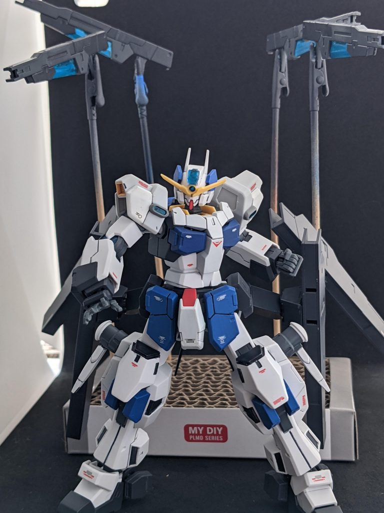 賢具っていうかライフルビットを飾るのにいいものがなかった!!肩パーツはガンダムMk-2のものを。同じ形での接続方法同士なので流用は簡単です。前面に貼り付けたものはGNセンサーと設定しました。味方HPや敵HPを見るためについてるとでもしておきましょう。口?の延長はささやかで、あまり目立つほどではないし比較しないと分かりづらいんですが、ランナータグ1枚分の厚みを増やしています。さばにゃんだともうちょっとフェイス部に沿った感じなんですよね。腹部延長もやっぱりランナータグで。最高ですねあれ。