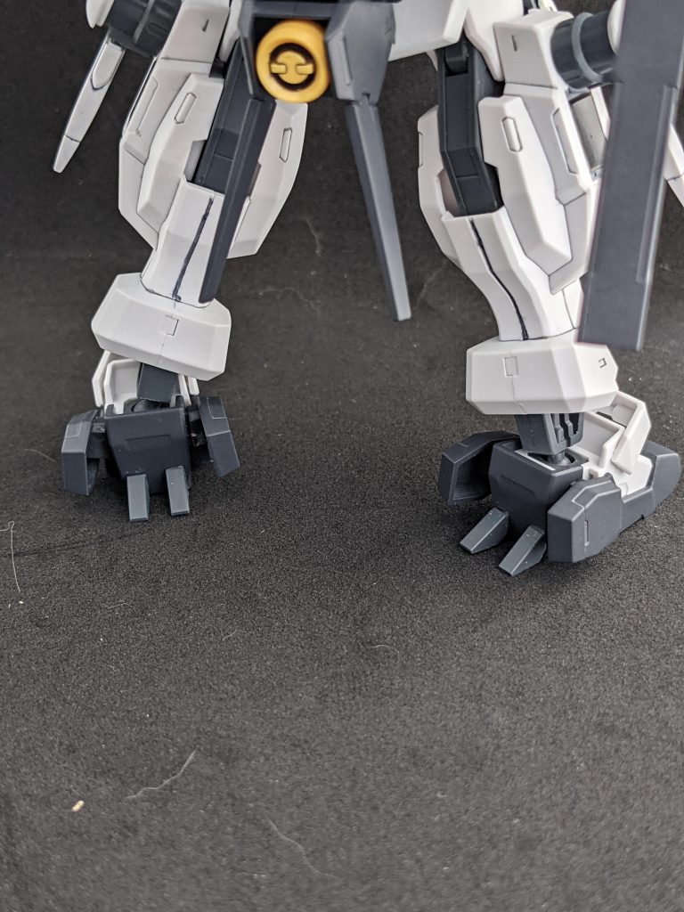 足を後ろからさばにゃんの足にはクローがついてますが、切り離してプラ板で整えました。前がどうなっているのかは上の写真でご確認を。前面はなんとなく寂しかったのでなんかよくわかんないパーツをつけてありますね。なんでしょうねアレ。で、切り離したクローを踵に移植して後ろに転倒するのを防止するようにしました。アクションベース使えばいらないんですが、ホルスタービットがなかなかのウェイトなので立たせることを考えるとこれは必要でした。段落ち処理がきたねぇな!!!