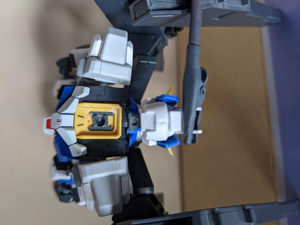 首延長PCパーツである首を延長したかったら真鍮線を使ったやり方が一般的??かな??と思いますが、手元にはなかったので、手元にあるボールデンボールアームズボールジョイントを使っています。でもプラパーツとPCパーツは接着できません。PCパーツに接着剤がつかないんですね。簡単にどうしたかと言うと、PCパーツのジョイントを切り飛ばした所に穴を開け、プラパーツのボールジョイントを挿し込んだあと、PCパーツの肉抜きされてるところに瞬間接着剤を流し込んだだけです。瞬間接着剤はプラパーツとくっつくので抜け防止となるわけですね。胴の側はがっつりプラ同士となるので受けを取り付け、気になる隙間をランナータグで埋めています。全面埋めてないのは、パッと見、気にならなかったので省略しました。ズボラです。