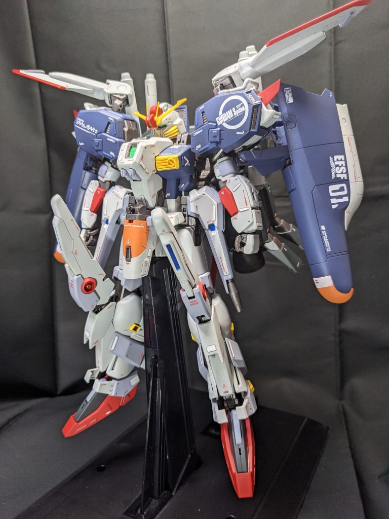 色調を少し落としてグレー寄りにしています。白部分もツートンカラーにして変化をつけています。