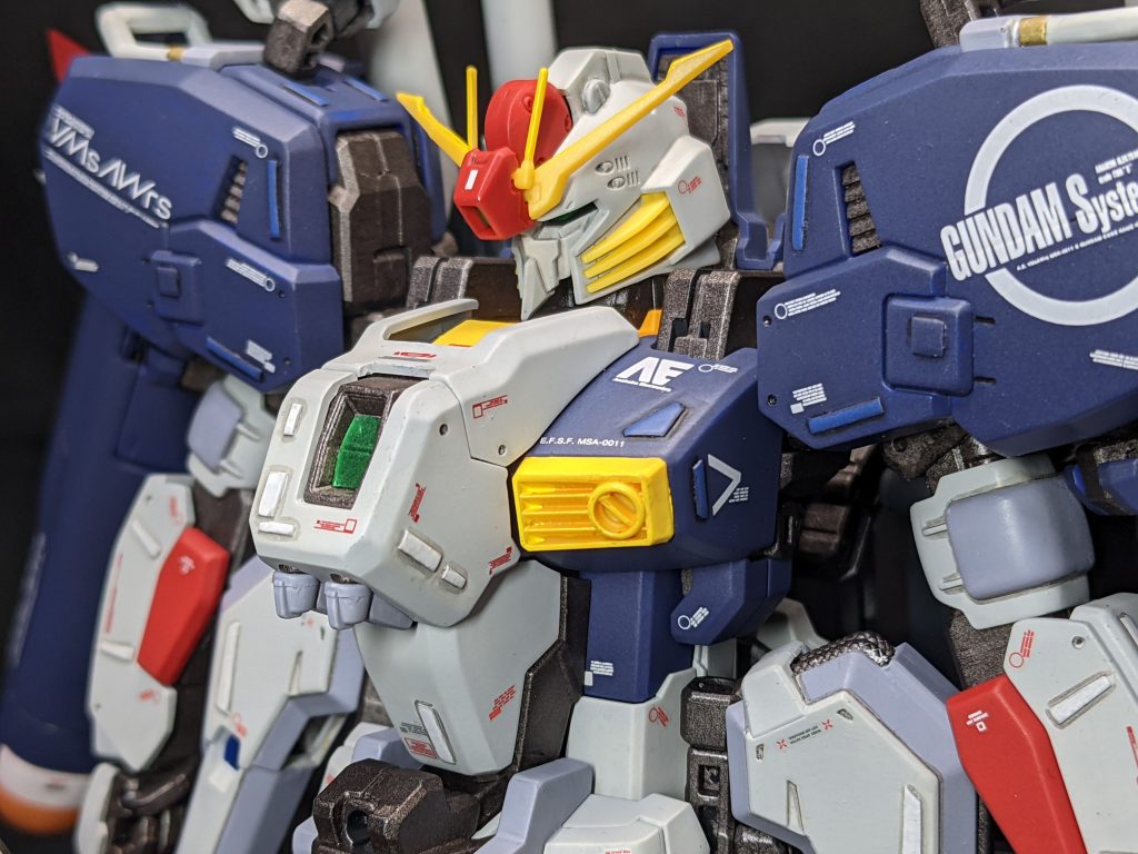 旧MGなので頭がでかい。幅詰めで2ミリ、トサカで1ミリ縮めています。首が干渉するので前半分削り落としてアゴが引けるように。