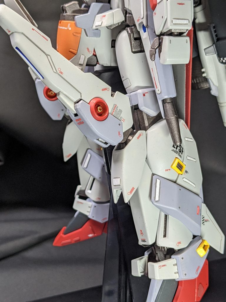 デカールも盛り盛りです。手持ちのver.kaのと市販のやつをペタペタ。カトキラインに見えるようにしています。