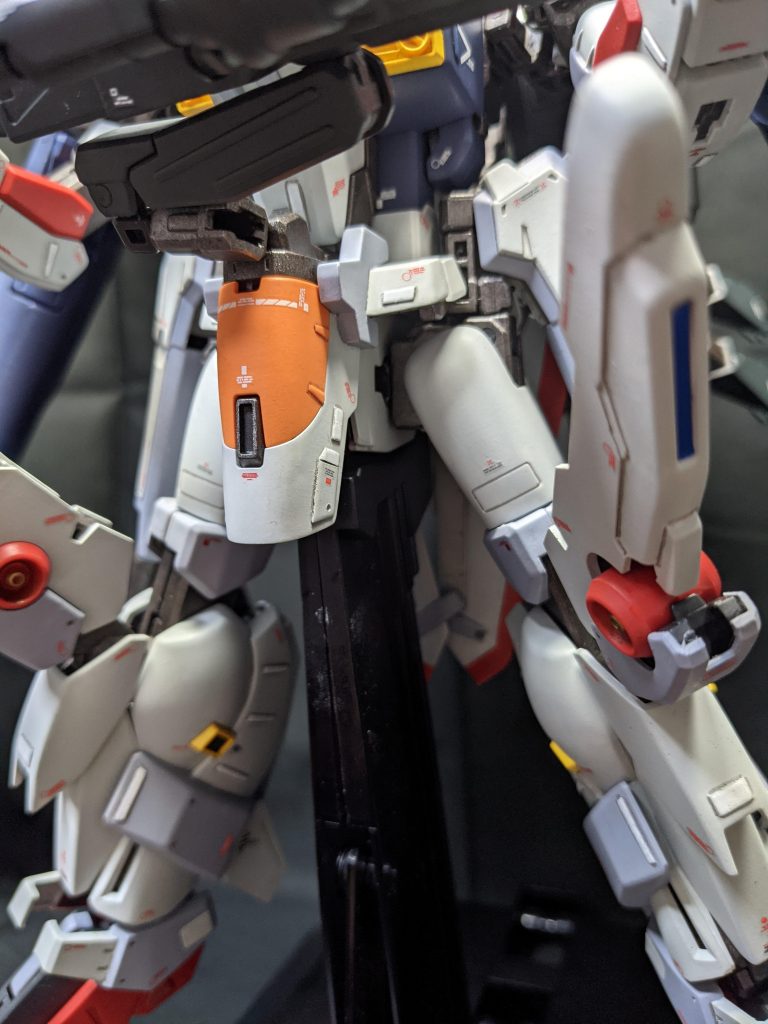 機体各所にプラ板でモールドを追加しています。色の少し明るいのがそうです。