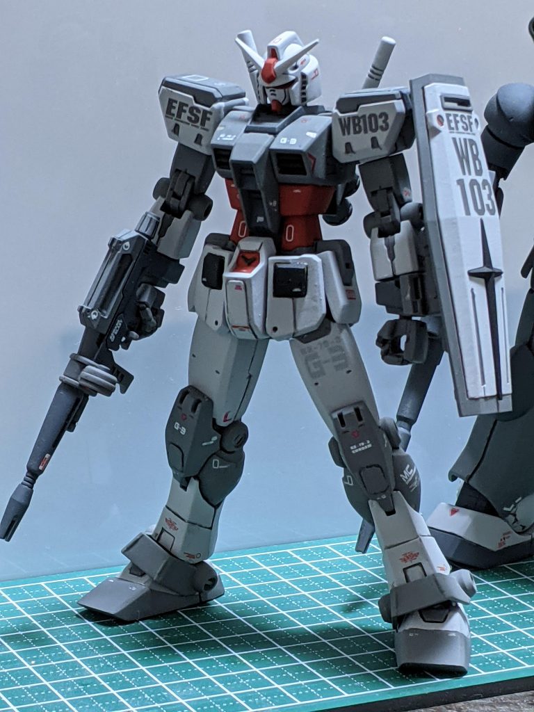 肩は、ジムタイプCから拝借で、膝はオリジンガンダムの物を上半分移植、脛は前後幅増し、つま先延長しました(-_-;)